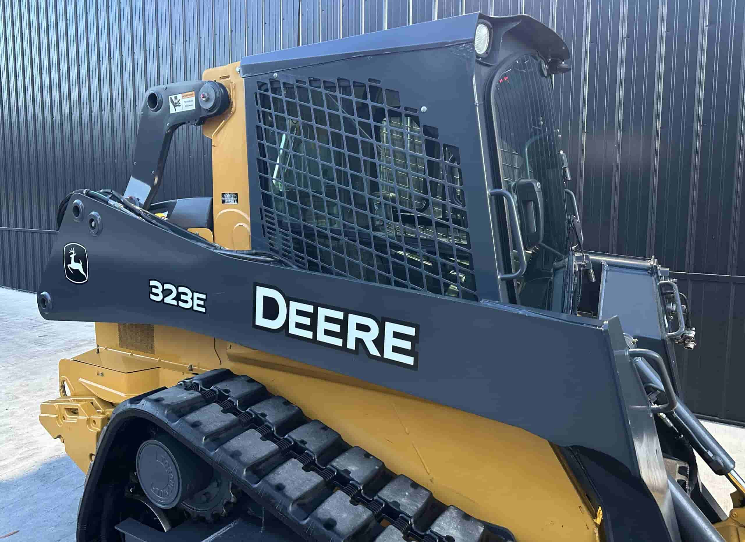 2015 JOHN DEERE 323E
